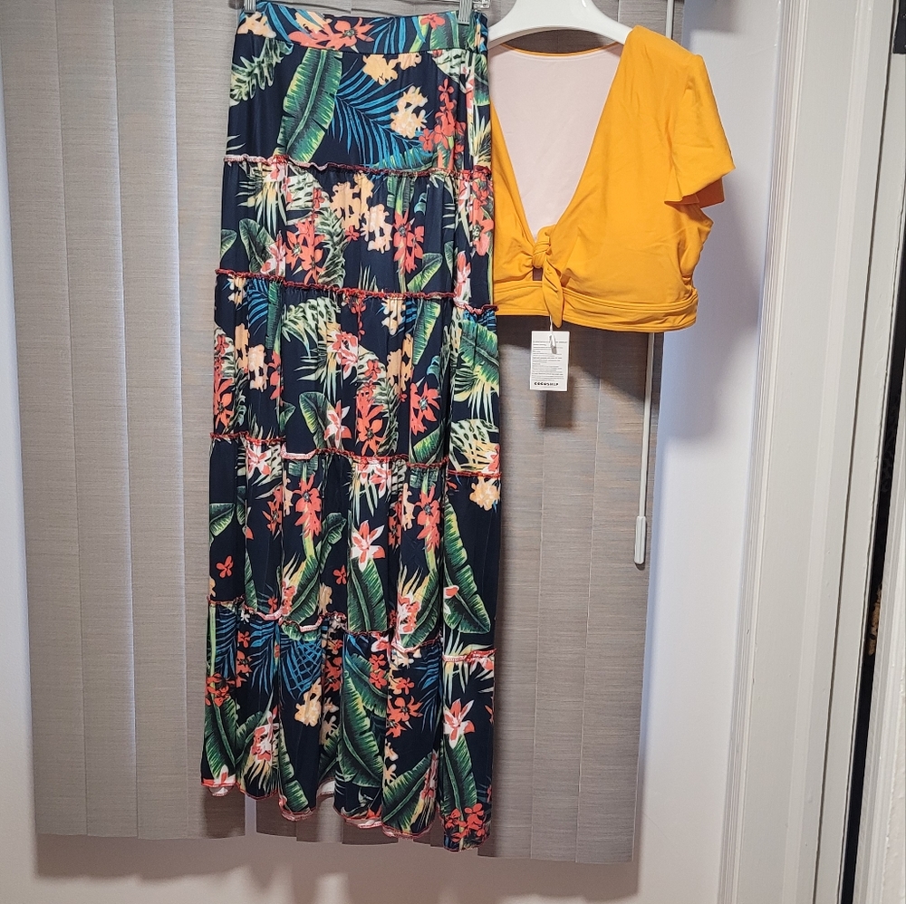 NWOT/ FLORAL MAXI SKIRT